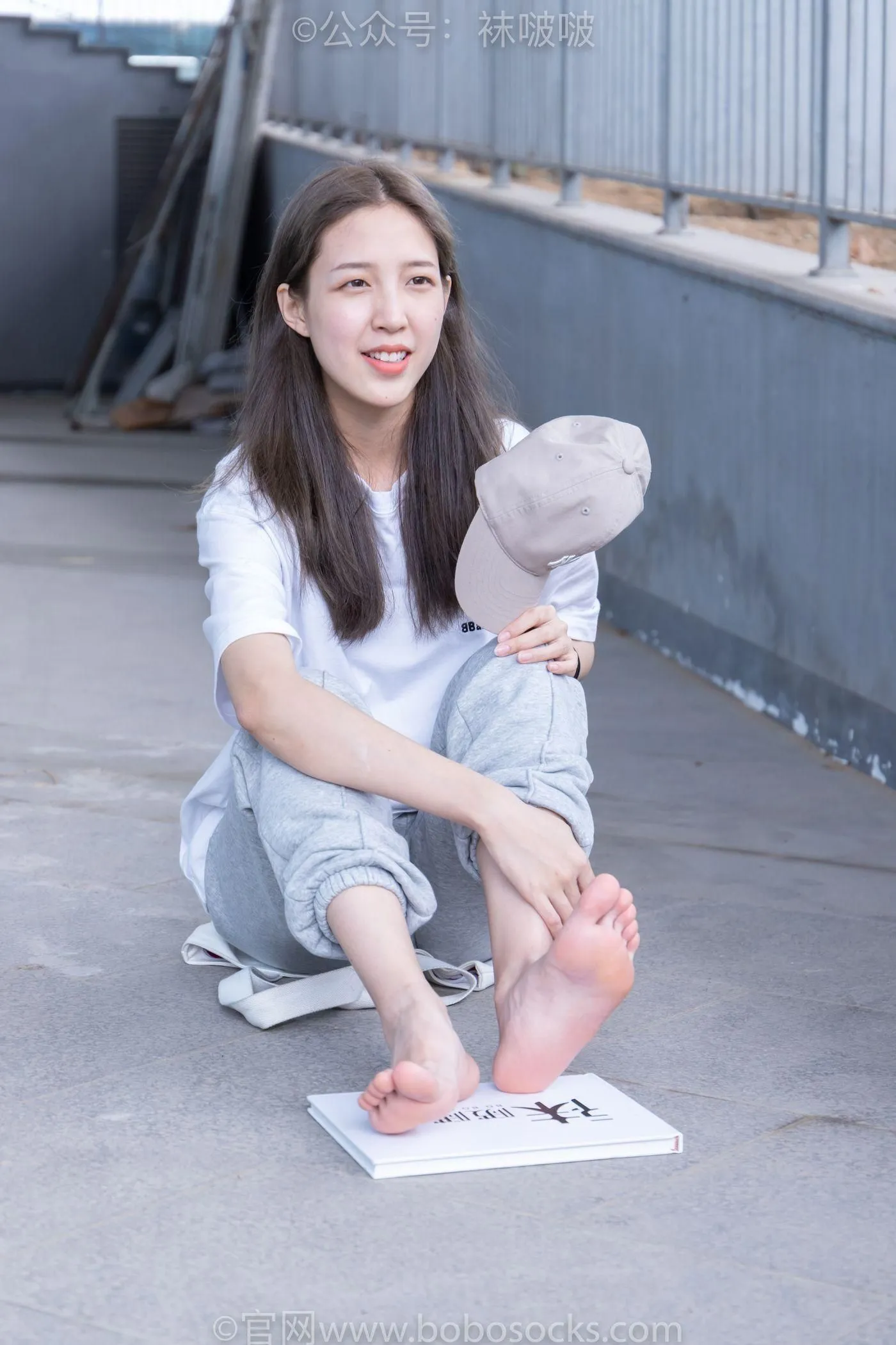 [BoBoSocks袜啵啵]NO.012 泡芙-运动鞋、白棉袜、裸足 [132P]插图